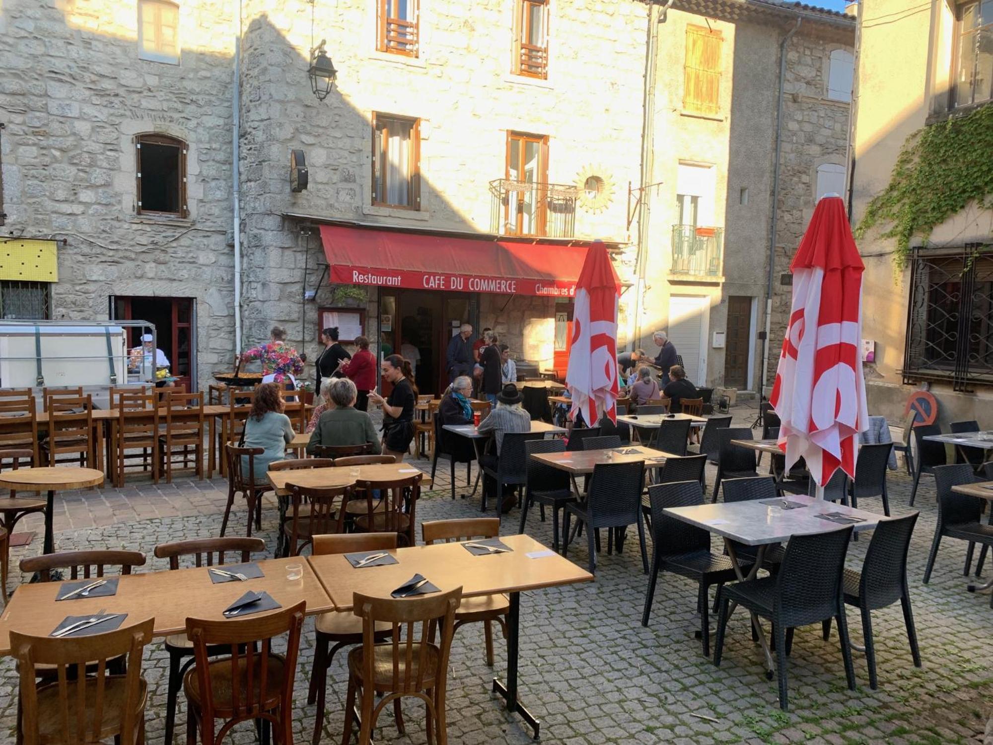 Cafe Du Commerce Genolhac Buitenkant foto