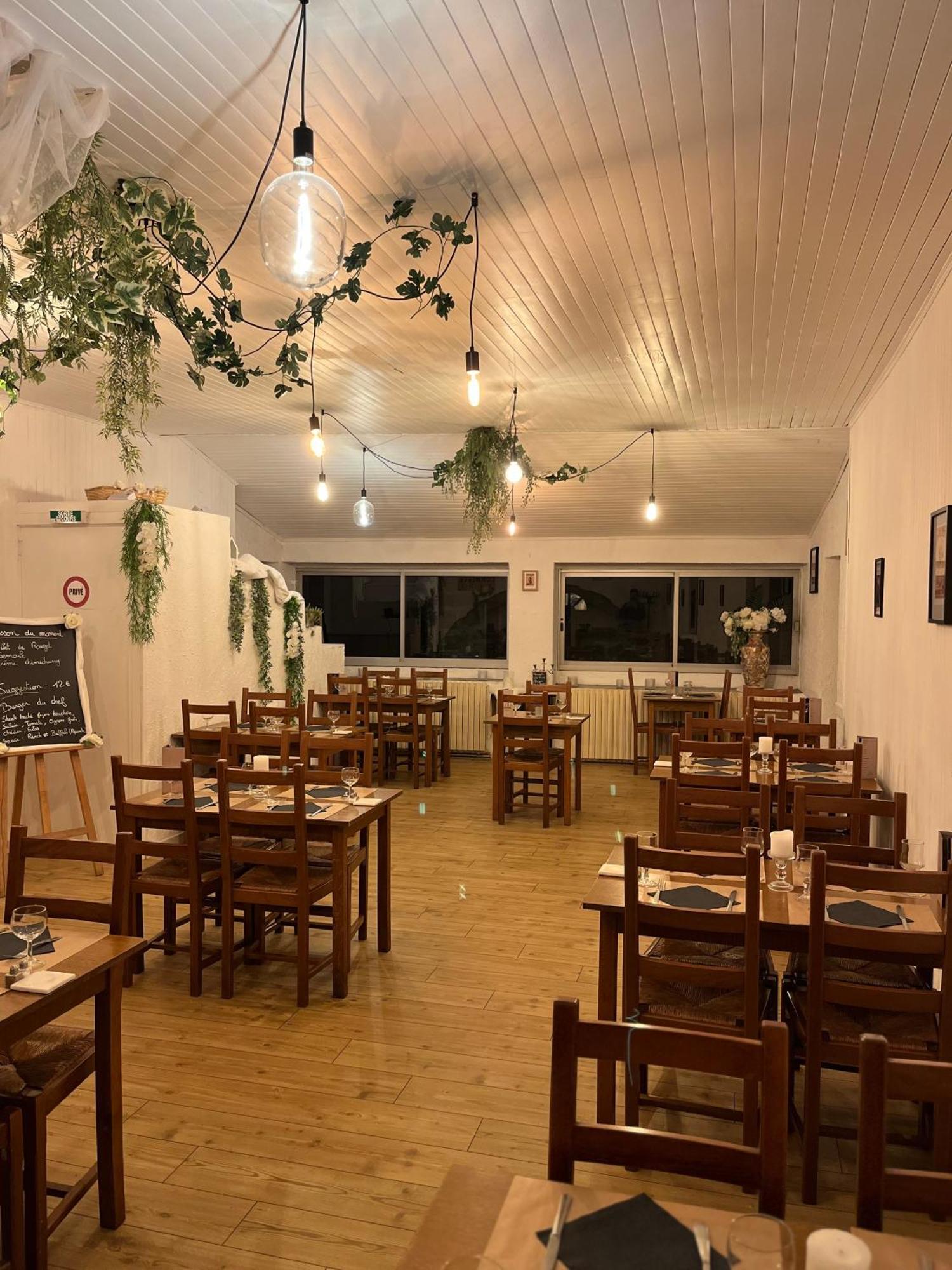 Cafe Du Commerce Genolhac Buitenkant foto